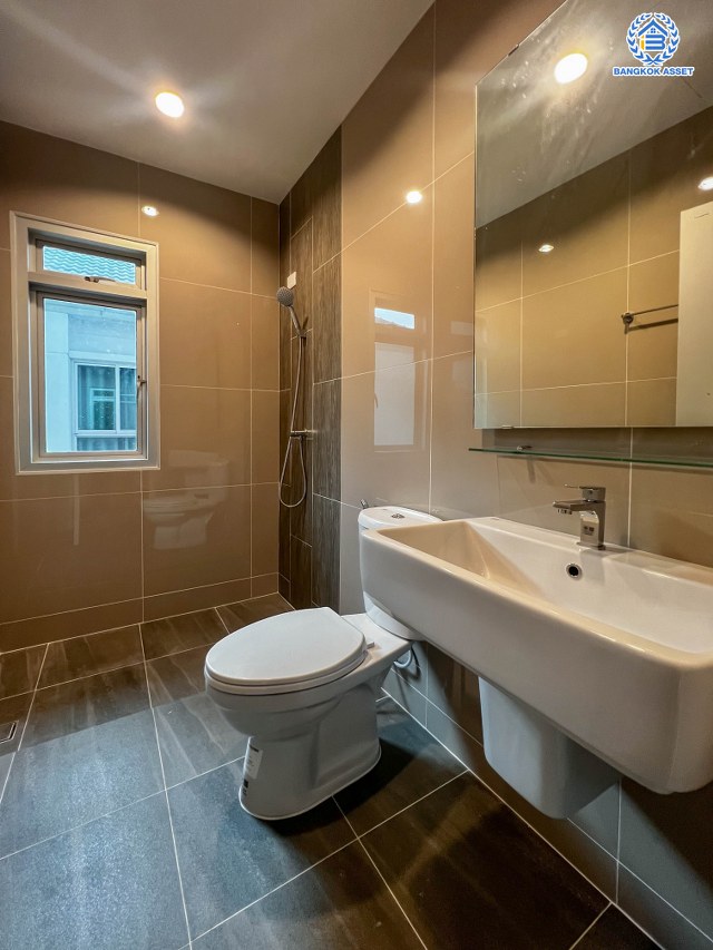 บ้านมือสองตกแต่งใหม่ โครงการ ไลฟ์บางกอกบูเลอวาร์ด ราชพฤกษ์-จรัญ เนื้อที่ 50.8 ตร.ว. ดีไซน์ตอบทุกไลฟ์สไตล์ ฟังก์ชัน 3 ห้องนอน 3 ห้องน้ำ 1 ห้องอเนกประสงค์ จอดรถได้ 2 คัน บนทำเลเชื่อมต่อทุกเส้นทาง ใกล้รถไฟฟ้าสายสีน้ำเงิน "สถานีบางหว้า" และจุดขึ้นทางด่วน "กาญจนาภิเษก"